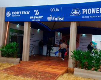 Ambiente comercial moderno com estrutura de exposição