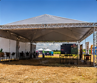 Estrutura montada para evento com área para participantes